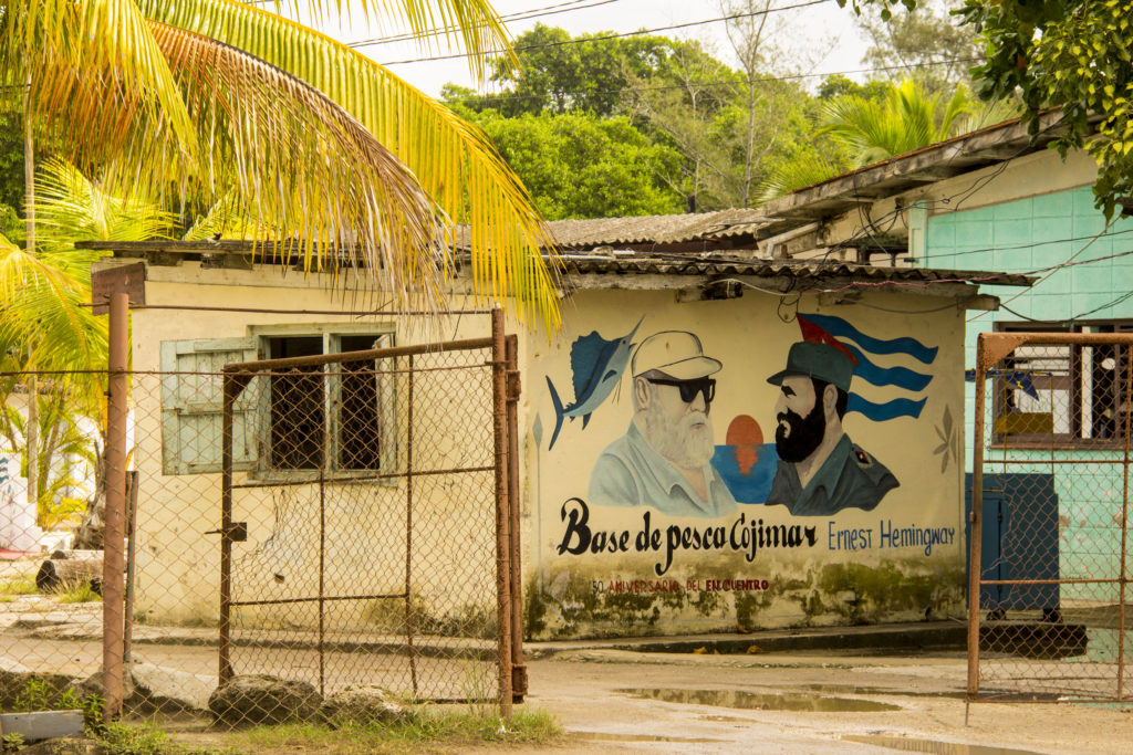 Jedyne oficjalne spotkanie Hemingwaya z Fidelem Castro - mural